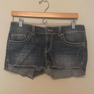 Great all around Jean shorts Good Condition and ready to wear this Summer Sz 28